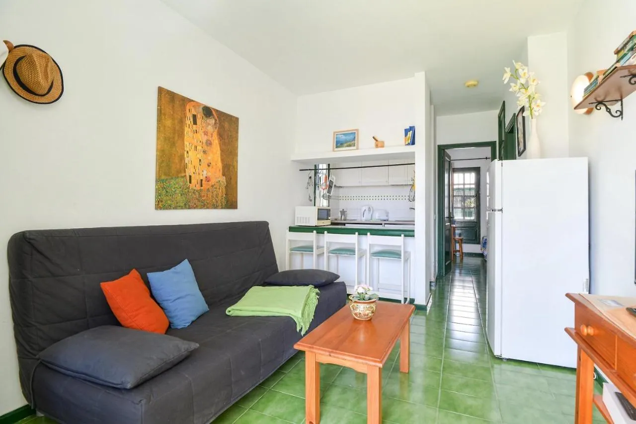 Apartamento Las Mimosas. Bajo con Wifi. Piscinas comunitarias Tías 0*,  España